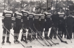 Tým hokejistů AFK na kluzišti u nádraží v roce 1943