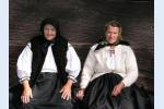 Ženy v tradičním oděvu před nedělní bohoslužbou. (Maramures)