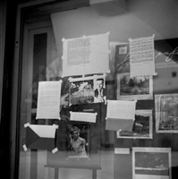  Výlohy obchodů byly plné zpráv…